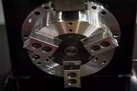 چهارنظام تراشکاری: کاربردها و تفاوت آن با سه‌نظام تراشکاری